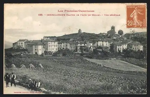 AK Serralongue, Vue générale du village et des bâtiments alentours