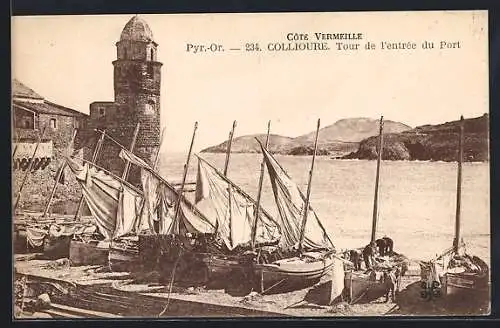 AK Collioure, Tour de l`entrée du Port avec voiliers amarrés