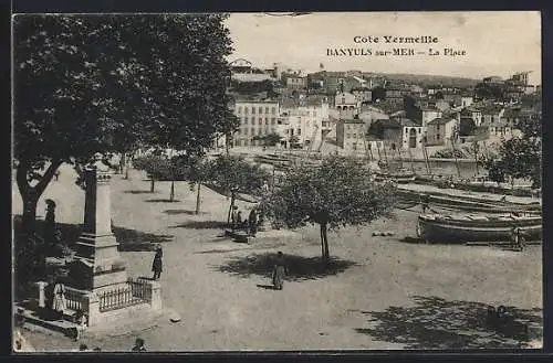 AK Banyuls-sur-Mer, La Place avec vue sur le port et les bateaux