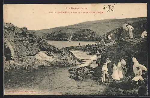 AK Banyuls, Les rochers de la Jetée avec des promeneurs en tenue estivale