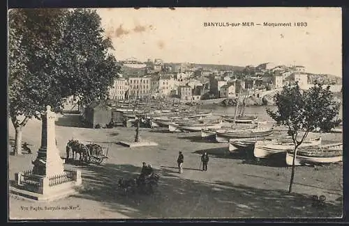 AK Banyuls-sur-Mer, Vue du port avec monument et bateaux sur la plage