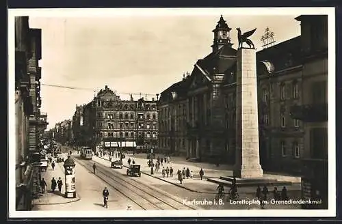 AK Karlsruhe i. B., Lorettoplatz mit Grenadierdenkmal und Strassenbahn