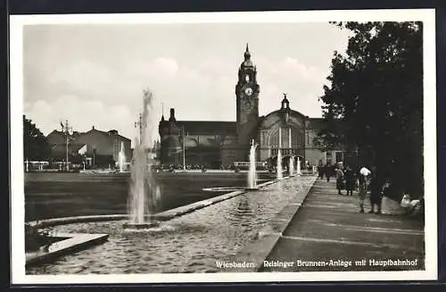 AK Wiesbaden, Reisinger-Brunnen-Anlage mit Hauptbahnhof