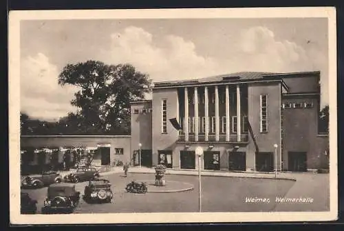 AK Weimar / Thüringen, Automobile vor der Weimarhalle