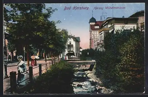 AK Bad Harzburg, Herzog Wilhelmstrasse, Frauen mit Hüten und Regenschirmen, Kinder