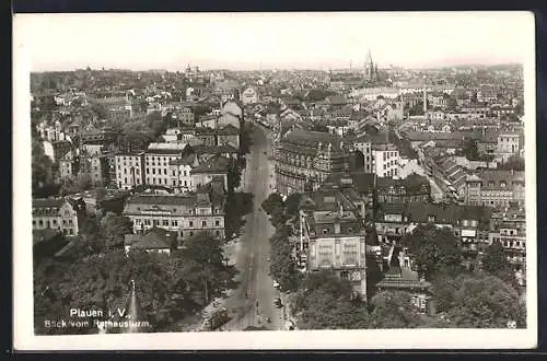 AK Plauen i. V., Blick vom Rathausturm, Blick auf Strasse mit Strassenbahn, Häuser, Kirchturm