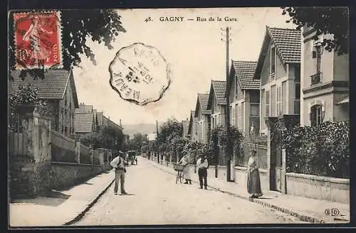 AK Gagny, Rue de la Gare avec des passants et des maisons alignées