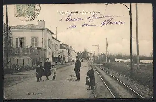 AK Montfermeil, Rue de Gagny avec habitants et voie ferrée