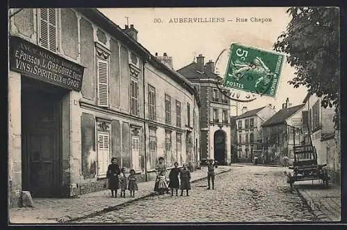 AK Aubervilliers, Rue Chapon animée avec enfants et enseigne de vins