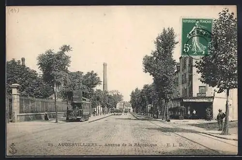 AK Aubervilliers, Avenue de la République avec tramway et arbres alignés