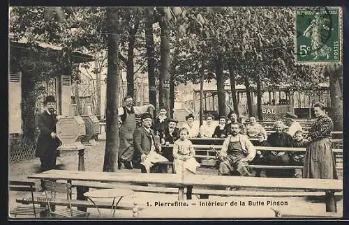 AK Pierrefitte, Intérieur de la Butte Pinson avec des gens assis dans un jardin sous les arbres