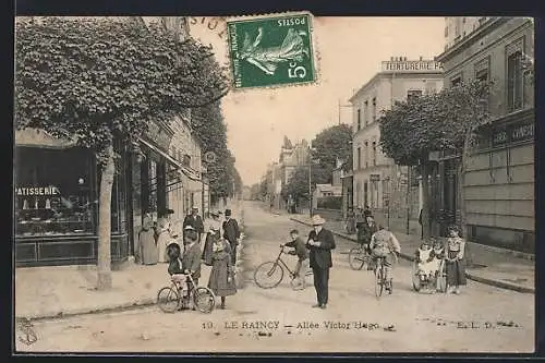 AK Le Raincy, Allée Victor Hugo animée avec piétons et cyclistes