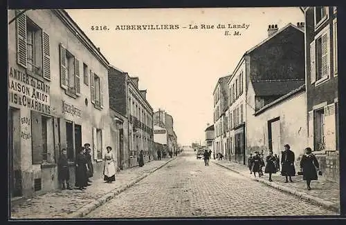 AK Aubervilliers, la Rue du Landy animée avec passants et bâtiments historiques