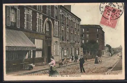 AK Pantin, Rue du Débarcadère avec passants et bâtiments historiques