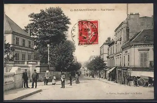 AK Île-Saint-Denis, Rue Yteclin avec passants et bâtiments anciens