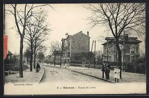 AK Sevran, Route de Livry avec passants et maisons bordant la rue