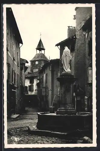 AK Le Malzieu-Ville, Fontaine de la Vierge et rue pittoresque