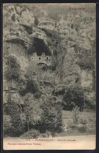 AK Pougnadoire, Grotte habitée dans la falaise rocheuse