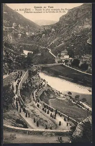 AK La Malène, Route escarpée des Gorges du Tarn avec pèlerins vers la Grotte de N.-D