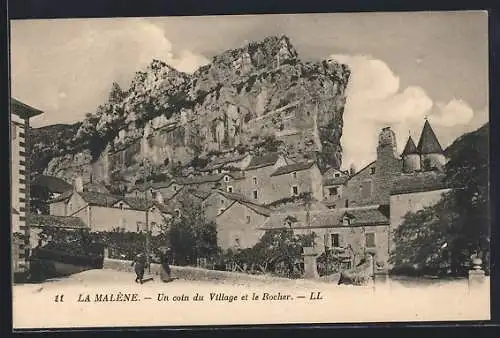 AK La Malène, Un coin du village et le rocher