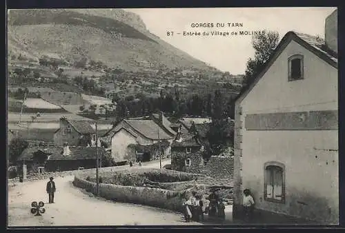 AK Molines, Entrée du village avec vue sur les montagnes des Gorges du Tarn