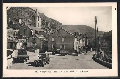 AK Sainte-Énimie, La Place et vue sur l`église dans les Gorges du Tarn