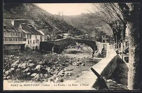 AK Pont de Montvert, La Rivière et Le Pont avec L`Hôtel en arrière-plan