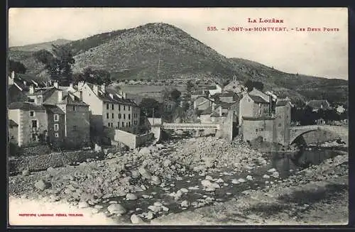 AK Pont-de-Montvert, Les Deux Ponts avec vue sur le village et la rivière en Lozère