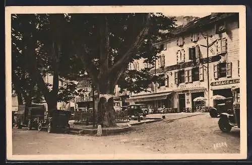 AK Meyrueis, La Place avec voitures anciennes et arbres majestueux