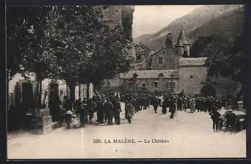 AK La Malène, Le Château et la foule devant les arbres