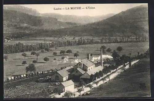 AK La Mothe, Vue de l`usine entourée de collines verdoyantes