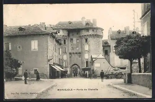 AK Marvejols, Porte de Chanelles et rue animée avec passants