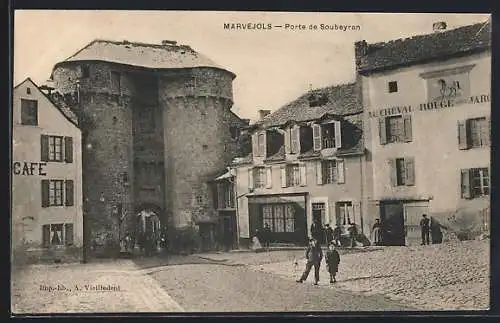 AK Marvejols, Porte de Soubeyran avec vue sur la place animée et ses bâtiments anciens