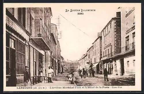 AK Langogne, L`Avenue Maréchal-Foch et L`Hôtel de la Poste, Cure d`air