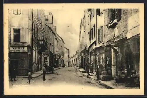 AK Saint-Chély-d`Apcher, Rue Théophile-Rousset avec passants et commerces