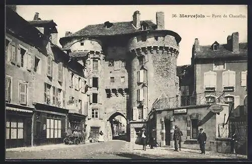 AK Marvejols, Porte de Chanelles et rue animée avec passants et commerces