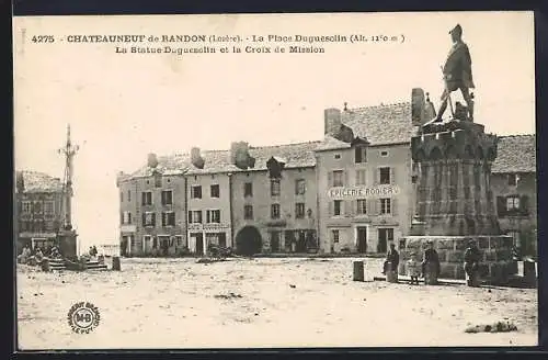 AK Chateauneuf-de-Randon, La Place Duguesclin avec la Statue Duguesclin et la Croix de Mission