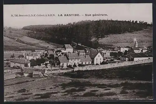 AK La Bastide, Vue générale du village et des collines environnantes