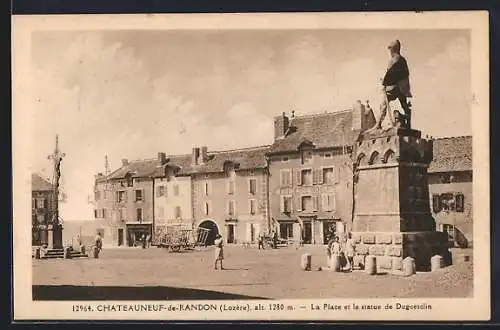 AK Châteauneuf-de-Randon, La Place et la statue de Du Guesclin