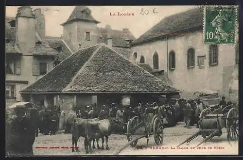 AK Mende, La Halle un jour de foire avec foule et charrettes