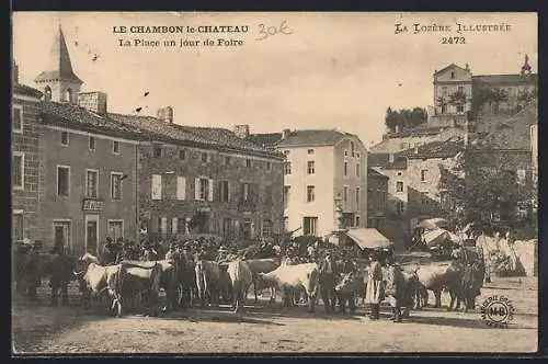 AK Le Chambon-le-Château, La Place un jour de foire avec troupeau et village en arrière-plan