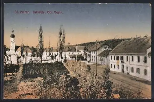 AK St. Martin /Innkreis, Strassenpartie mit Kirche