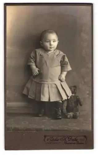 Fotografie H. Deike, Hannover-Linden, kleines Mädchen im Kleid nebst ihrem Teddy Bär