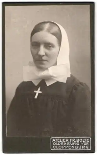 Fotografie Fr. Bolte, Oldenburg i. Gr., junge Nonne im Habit mit Haube und Kruzifix