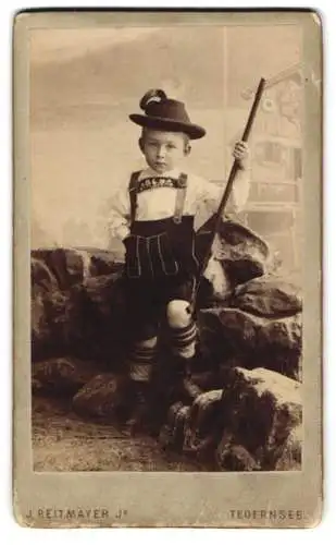 Fotografie J. Reitmayer Jr., Tegernsee, junger Knabe in Lederhose mit Federhut, bayerische Tracht