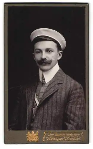 Fotografie Chr. Barth, Tübingen, Student im Nadelstreifenanzug mit Couleur und Tellermütze