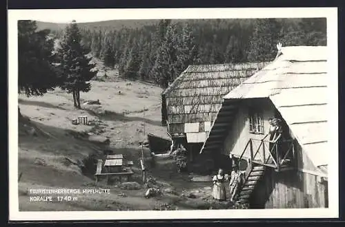 AK Hipflhütte auf der Koralpe, Touristenherberge im Sonnenschein