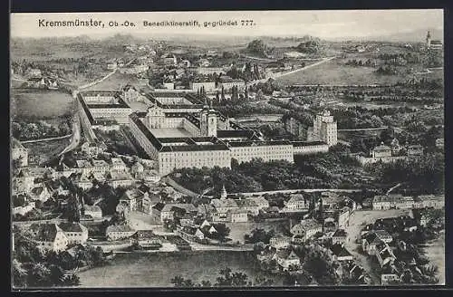 AK Kremsmünster, Ortsansicht aus der Vogelperspektive mit Benediktinerstift