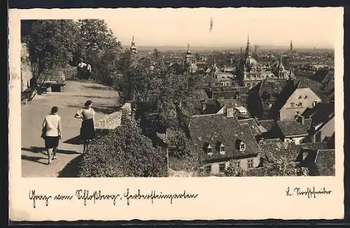 AK Graz, Panoramablick mit zwei Frauen vom Schlossberg