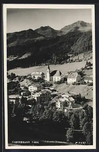 AK Fieberbrunn /Tirol, Ortsansicht mit Berglandschaft